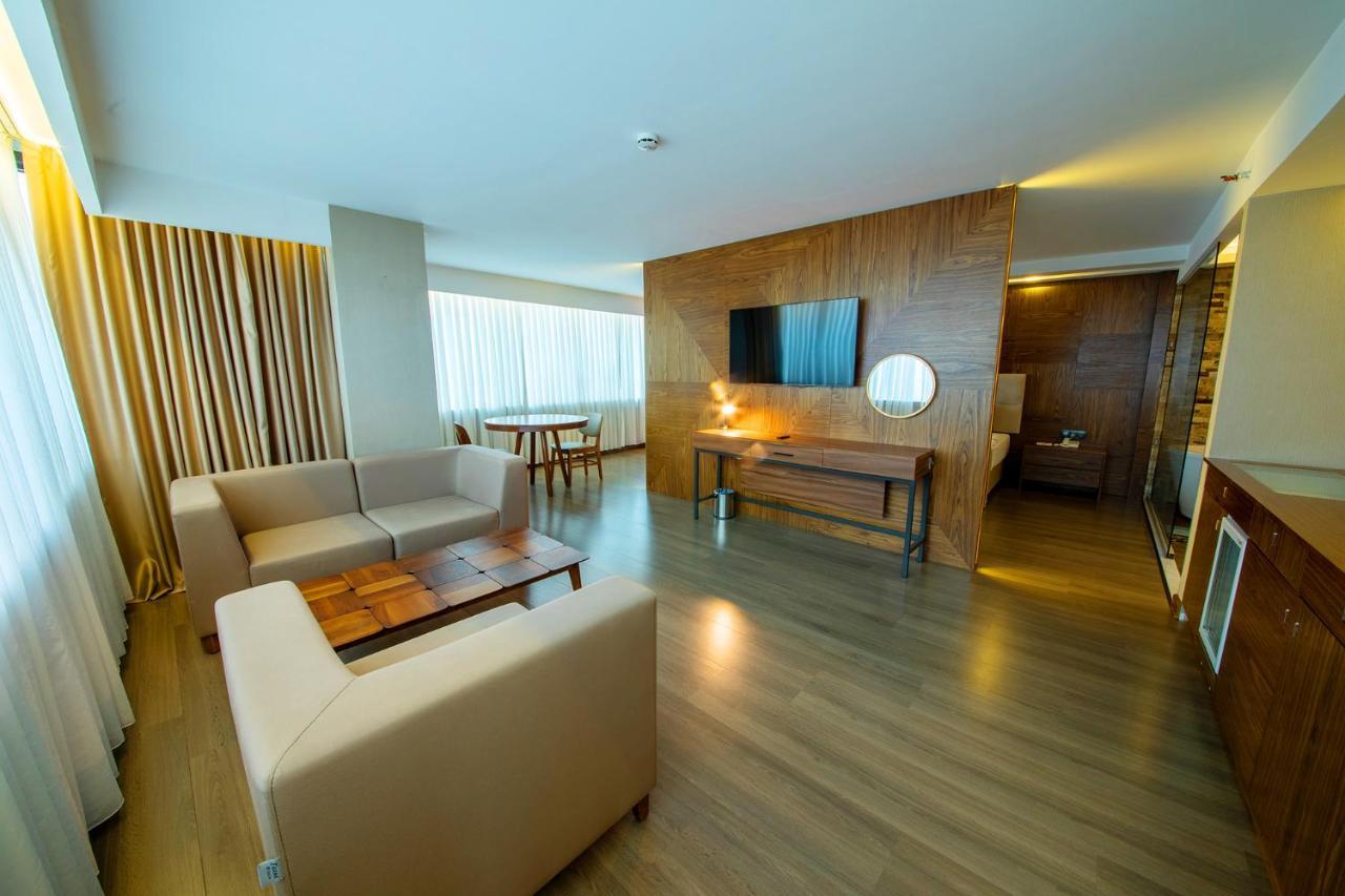 Ramada Plaza By Wyndham Samsun Hotel Exterior foto Suite