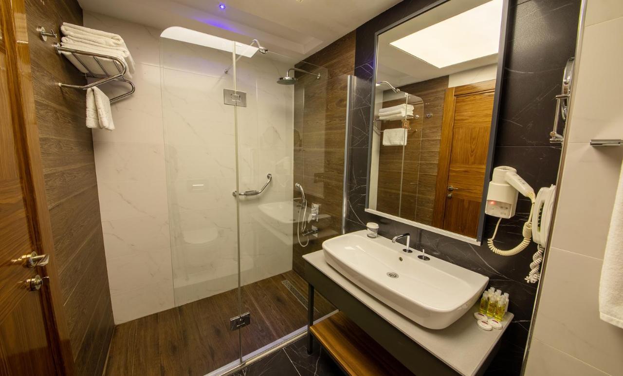 Ramada Plaza By Wyndham Samsun Hotel Exterior foto Bathroom of a hotel room