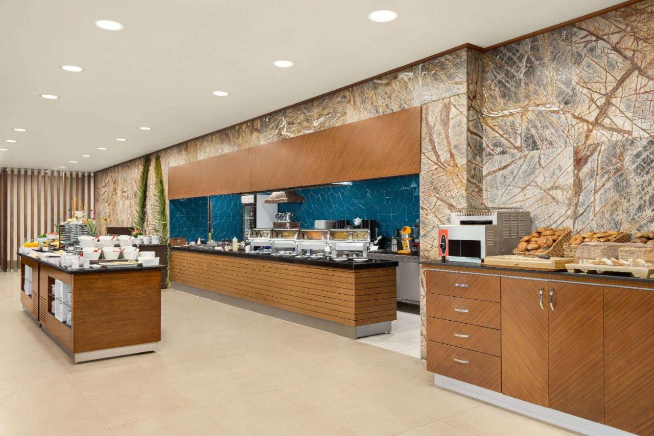 Ramada Plaza By Wyndham Samsun Hotel Exterior foto The buffet at the lounge